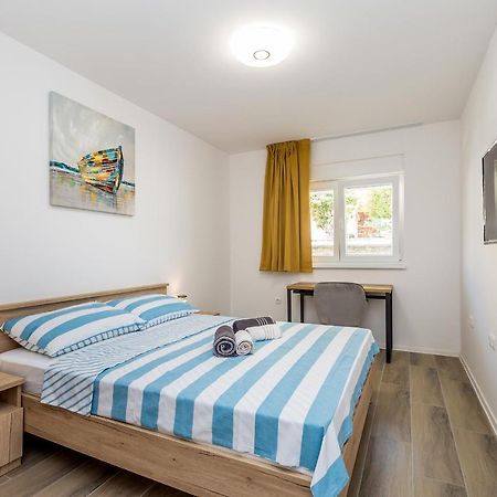 Holiday House Sunlight With Heated Pool Малинска Екстериор снимка