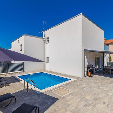Holiday House Sunlight With Heated Pool Малинска Екстериор снимка