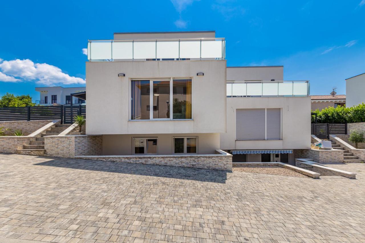 Holiday House Sunlight With Heated Pool Малинска Екстериор снимка