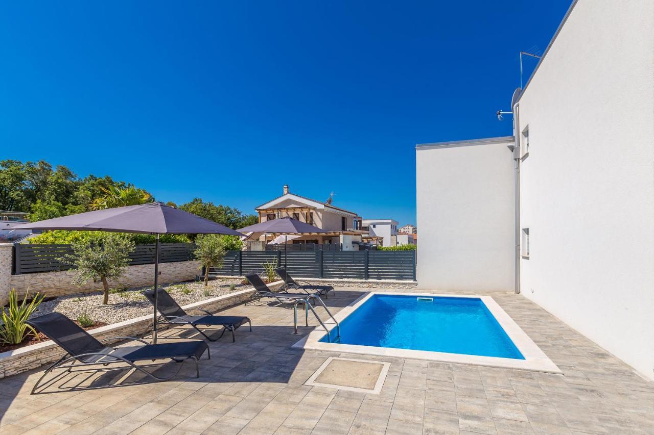 Holiday House Sunlight With Heated Pool Малинска Екстериор снимка