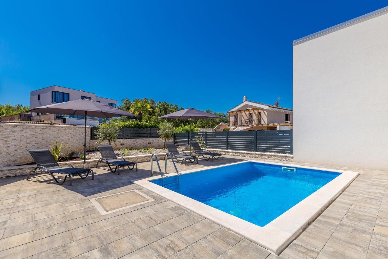 Holiday House Sunlight With Heated Pool Малинска Екстериор снимка