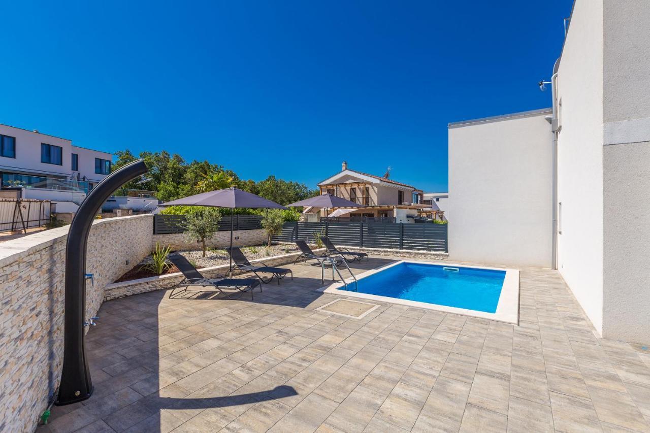 Holiday House Sunlight With Heated Pool Малинска Екстериор снимка